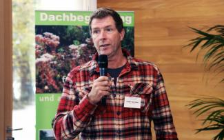 Jürgen Quindeau (Dipl.-Ing. Grünplanung, Gärtner und Dachdecker) greened his first roof back in 1984. After an apprenticeship as a gardener and a degree in landscape architecture, he has been listed as a roofer in the Register of Craftsmen since 1997. He has been installing green roofs with his company GRÜN+DACH since 2003. © GRÜN+DACH / ZinCo Jürgen Quindeau